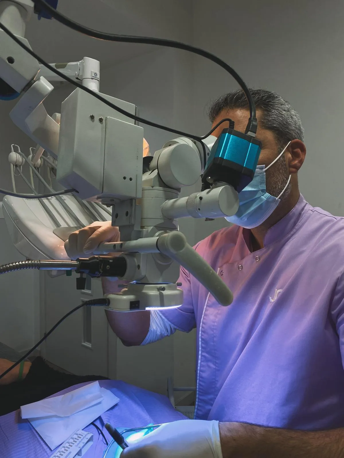 El Dr. Gaviño treballant amb el microscopi operatori